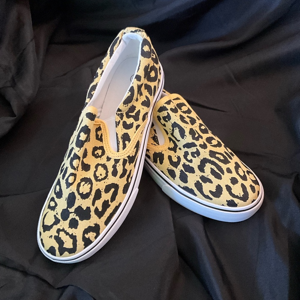 Leopard canvas slip-ons